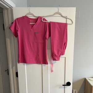 Figs Catarina One-Pocket Scrub Top and Zamora Jogger Pants set size S F'ing Pink